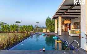 Stayvista At Lotus By The Lake With Pool, Bbq & Lawn